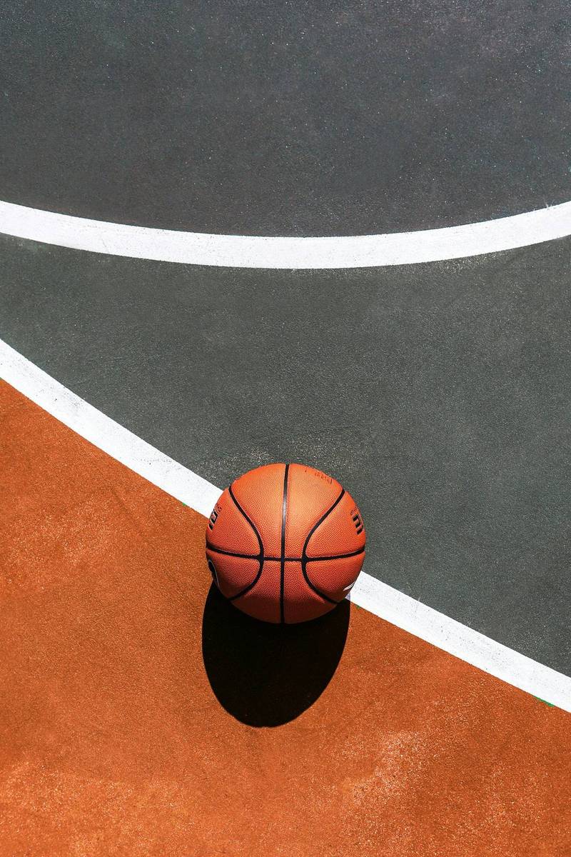 夜间球场与看台灯光氛围配图（摄影）